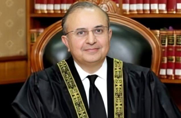 ہماری نسل نے طاقت کے سامنے خاموش رہنا سیکھ لیا، جسٹس ریٹائرڈ منصور علی شاہ