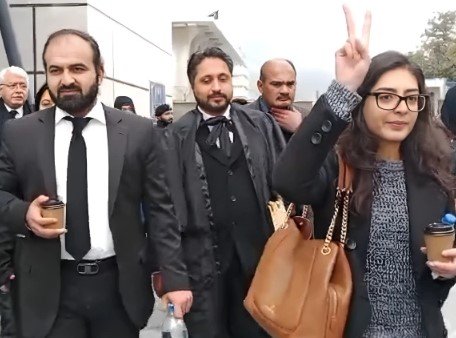 ایمان مزاری اور ہادی چٹھہ کی سزائیں معطل، ضمانت پر رہائی کا حکم