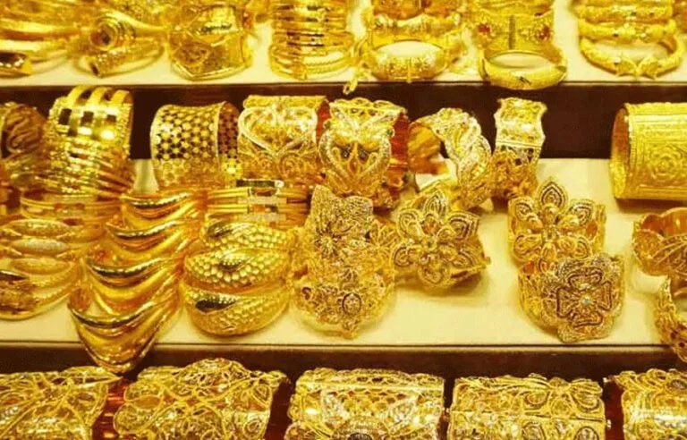خاتون یوٹیوبر کو دولت کی نمائش مہنگی پڑگئی