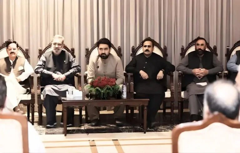 کوئی خیبرپختونخواہ کا چاچا ماما نہ بنے ہم یہاں رہتے ہیں ہمارے بچوں نے بھی یہاں رہنا ہے، جنید اکبر