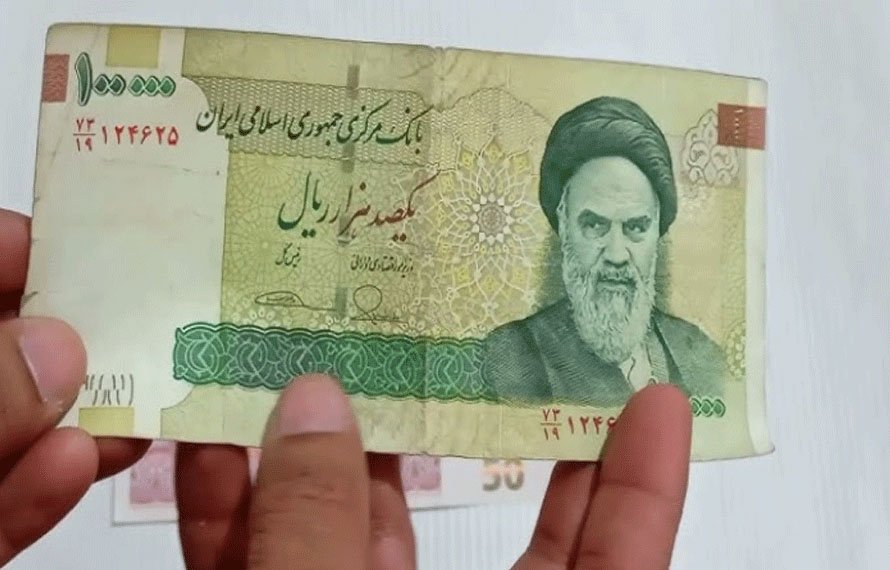 ایرانی کرنسی کی قدر میں تاریخی کمی، ایک امریکی ڈالر 23 لاکھ ایرانی ریال کا ہوگیا