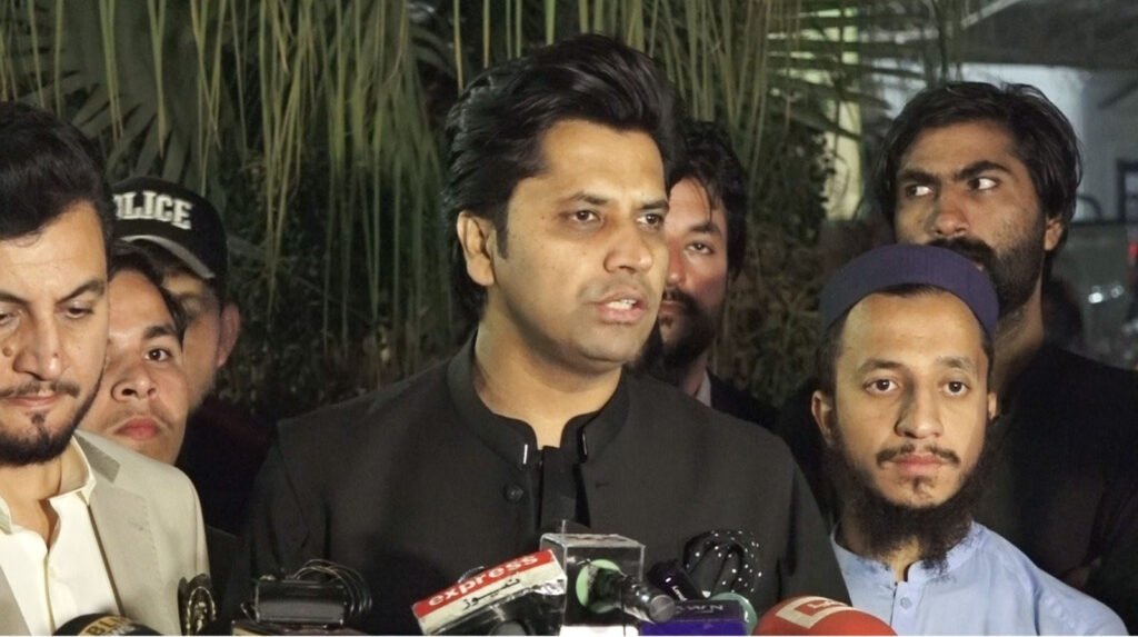 خیبرپختونخواہ حکومت اُس شخص کو منظرعام ہر لے آئی، جس شہری کو اختیارولی نے دہشتگرد قرار دیا تھا